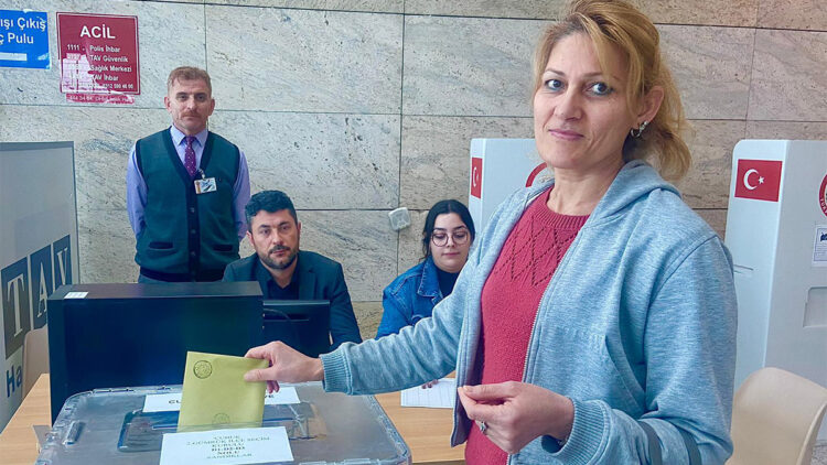 Esenboğa Havalimanı'nda oy verme işlemi devam ediyor