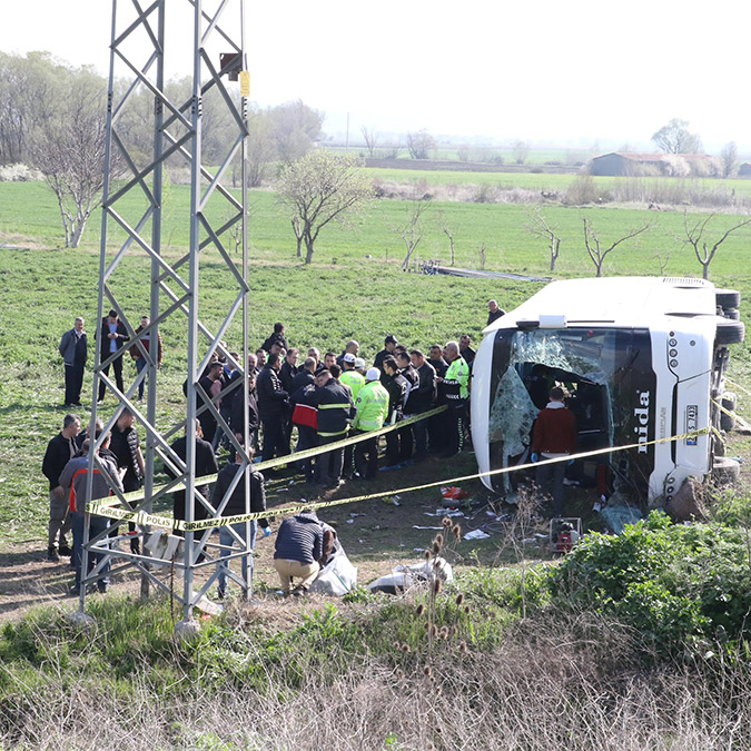 Eskişehir'de işçi taşıyan otobüs devrildi; 3 ölü 31 yaralı