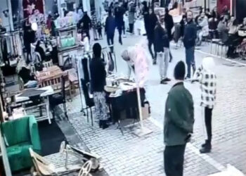 Çocuğa masadaki telefonu çaldırdı