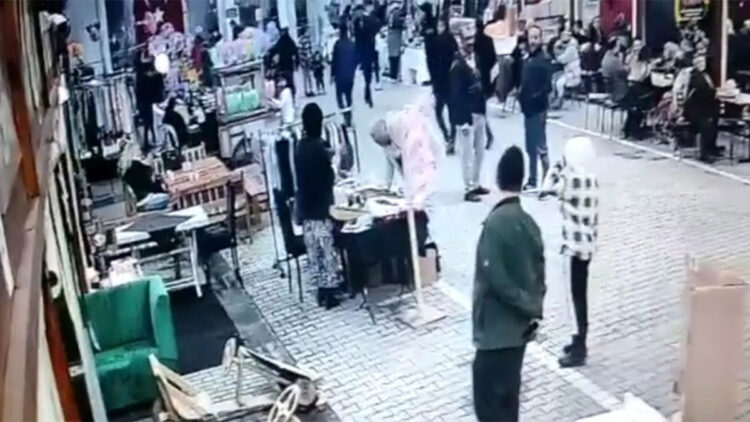 Çocuğa masadaki telefonu çaldırdı