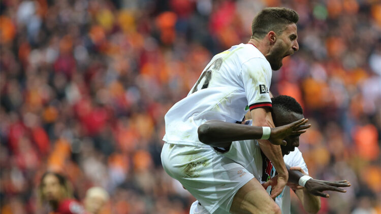 Böyle bir atmosferde oynamak bizi mutlu ediyor