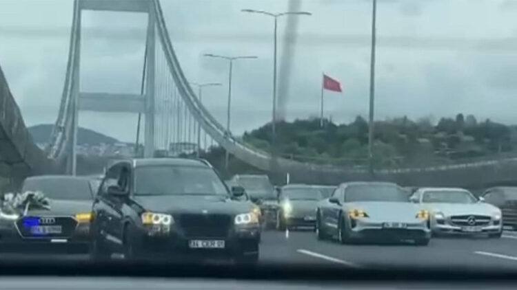 Fatih Sultan Mehmet Köprüsü'nde çakarlı konvoy