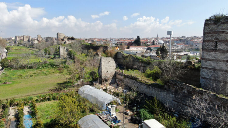 Fatih'te çöken tarihi surlar havadan görüntülendi