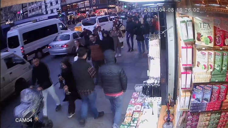 Fatih'te kapkaççıyı çevredekiler yakaladı