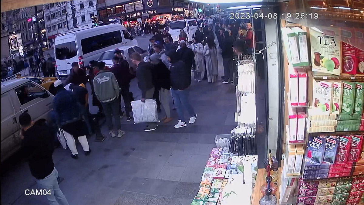 Fatih'te kapkaççıyı çevredekiler böyle yakaladı