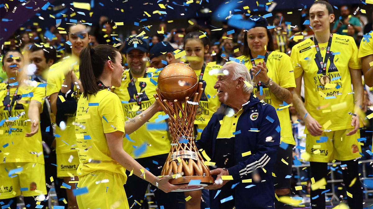 Fenerbahçe Alagöz Holding kupasını aldı