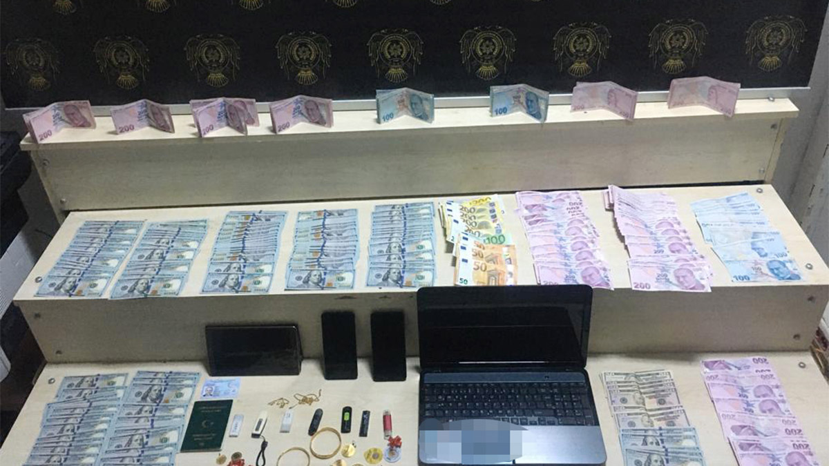 FETÖ'nün firari mahrem imamı, saklandığı evde para ve altınlarla yakalandı. Emniyetteki işlemlerinin ardından adliyeye sevk edilen Kürşat K., tutuklandı