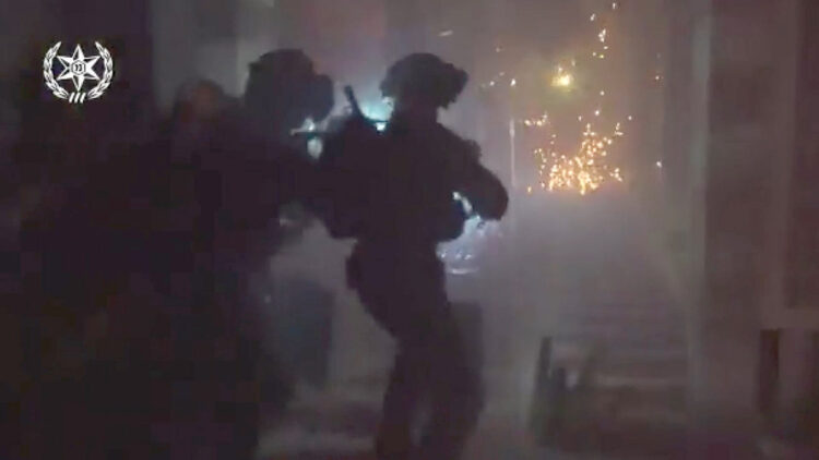 İsrail polisi Mescid-i Aksa'ya baskın düzenledi