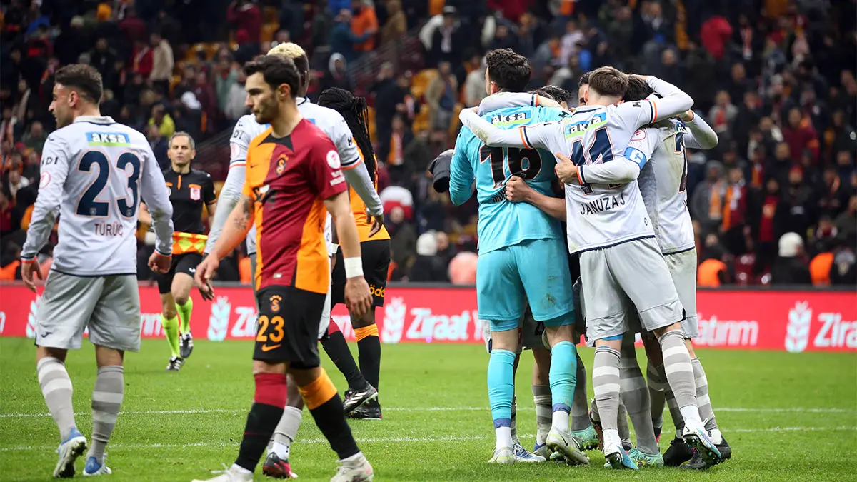 Galatasaray, ziraat türkiye kupası çeyrek final karşılaşmasında evinde başakşehir’e 3-2 mağlup oldu ve kupaya veda etti. Galatasaray - başakşehir maçının ardından galatasaray teknik direktörü okan buruk ve başakşehir yardımcı antrenörü erdinç sözer basın mensuplarına açıklamalarda bulundu.