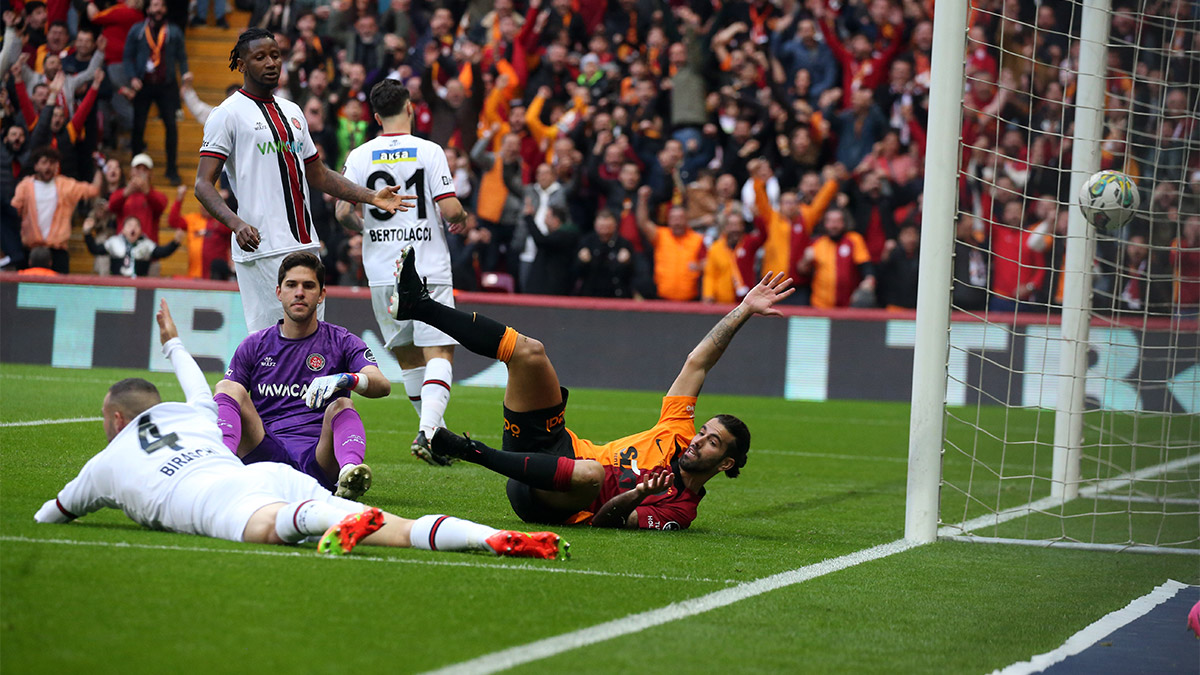 Fatih Karagümrük Teknik Direktörü Andrea Pirlo, "Oynadığımız pozitif oyunun da verdiği açıklar olduğu için kalemizde pozisyon da görüyoruz. Önemli 1 puan aldık. İyi mücadele ettik ve sonunu da getirdik" dedi.