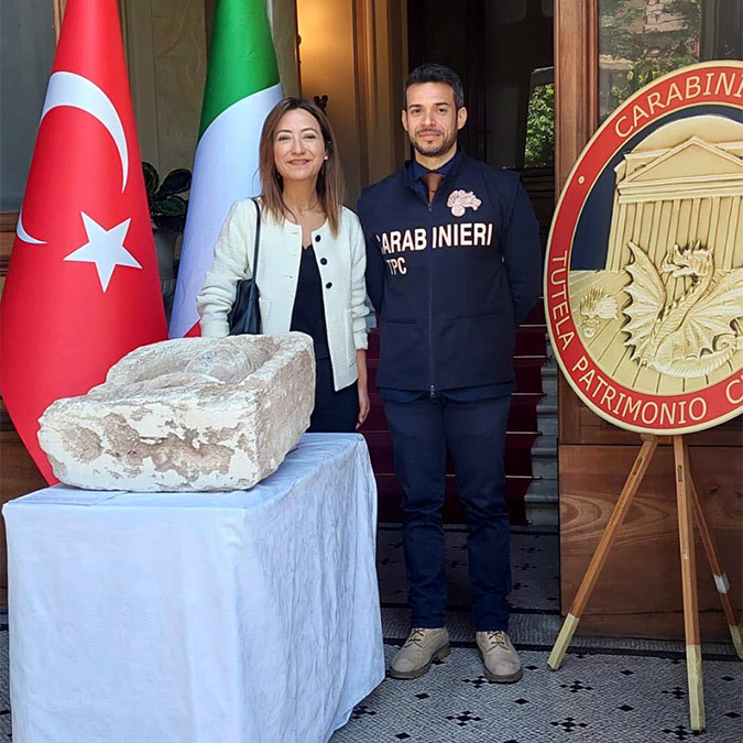 Kültür ve Turizm Bakanı Mehmet Nuri Ersoy, Gaziantep Zeugma Antik Kenti'nden kaçırılan mezar taşının Türkiye'ye iade edileceğini duyurdu.