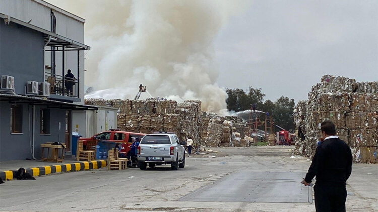 Manisa'da geri dönüşüm tesisinde yangın