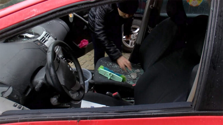 Güngören'de binadan düşen beton parçaları otomobile zarar verdi