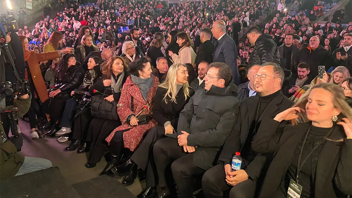 Harbiye cemil topuzlu açıkhava tiyatrosu bu sene sezonu erken açtı. 8-20 nisan tarihleri arasında gerçekleştirilecek etkinliklerin geliri ise 'büyüt hayallerini' projesine bağışlanarak, i̇stanbul'a gelen ve üniversitede okuyan depremzede kız öğrencilere eğitim bursu olarak verilecek. İlk etkinliğe i̇bb başkanı ekrem i̇mamoğlu ve eşi de katıldı.  