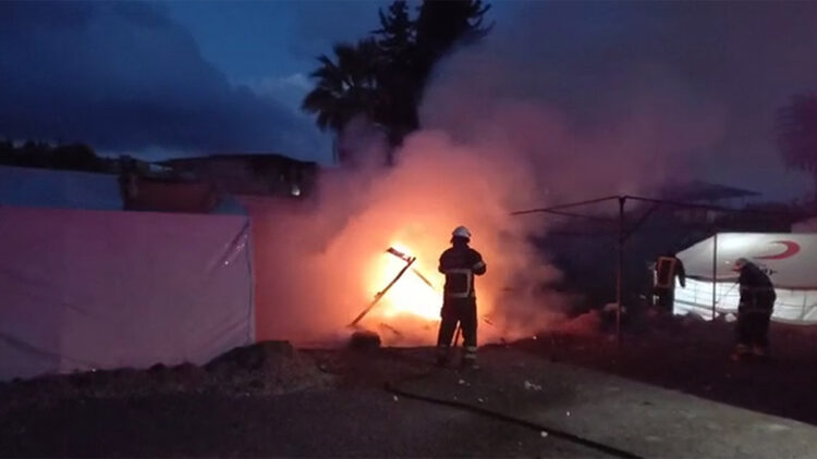 İskenderun'da çadır kentte yangın çıktı