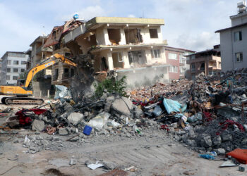 Hatay'da yıkılan binaların enkazı kalkıyor
