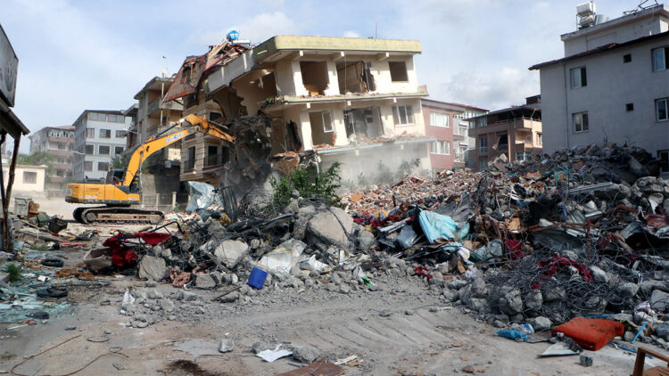 Hatay'da yıkılan binaların enkazı kalkıyor
