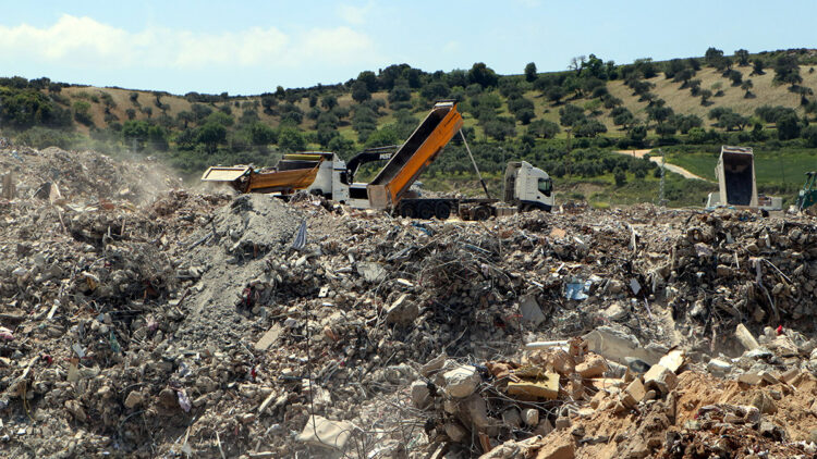Zeytinliğe dökülen molozlar, ağaçlara zarar verdi