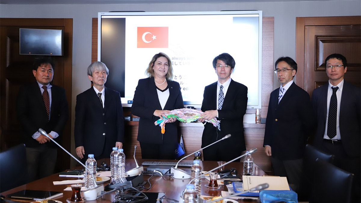 Hiroşima mağduru Japon kız Sadako’dan bin turna kuşlu origami, şifa getirmesi ve yaraların bir an önce sarılması dileğiyle Türk depremzedelere ulaştırılacak.