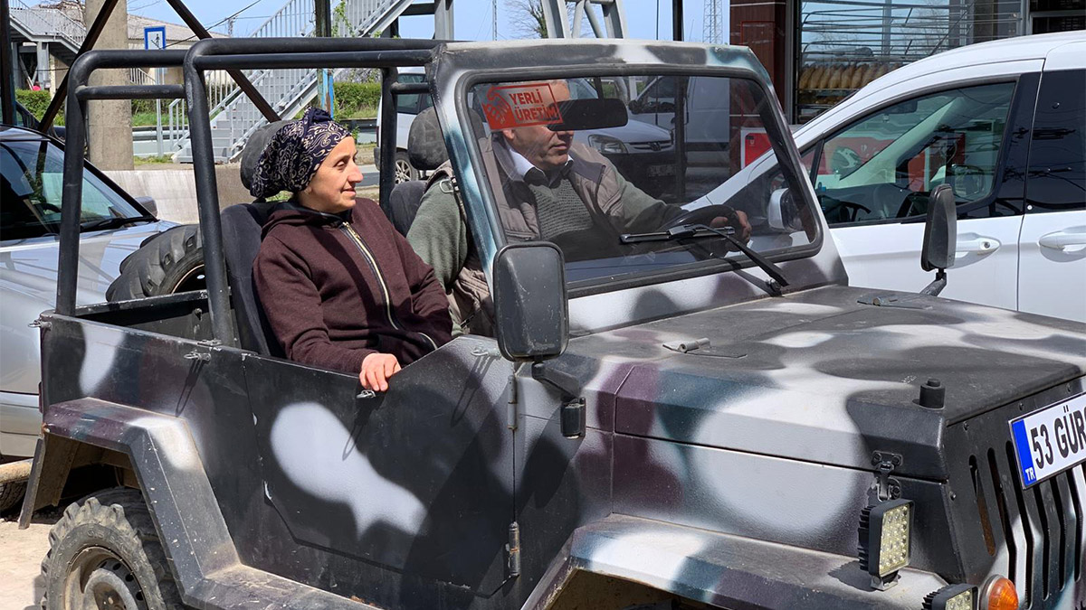 Rize’nin Ardeşen ilçesinde bakkallık yapan Nihat Gürsoy ile eşi Münevver Gürsoy hurda demirlerden tasarlanan ciple geziyorlar.