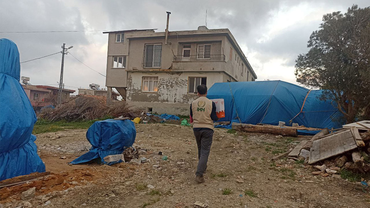 İHH İnsani Yardım Vakfı, ‘Ramazan Hayata Bereket’ sloganıyla gerçekleştirdiği Ramazanda 4 milyon 744 bin kişiye yardım ulaştırdığını açıkladı. Çalışmalarını depremden etkilenen illerde yoğunlaştıran İHH ayrıca, savaş ve kriz yaşanan 36 ülkede de yardım faaliyetlerinde bulunduğunu bildirdi.