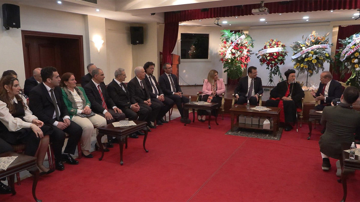 Paskalya Bayramı dolayısıyla İstanbul Büyükşehir Belediye Başkanı Ekrem İmamoğlu Beyoğlu'ndaki Süryani Kilisesi'ni ziyaret etti.