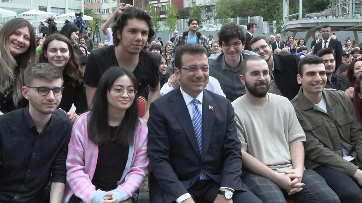 İstanbul büyükşehir belediye başkanı ekrem i̇mamoğlu, "bu seçimde bu ülkeyi kimlerin yöneteceğine değil. Bakın bu çok önemli nasıl yönetileceğine karar verme aşamasındasınız. Kimlerin yöneteceğine değil nasıl yönetileceğine karar vereceksiniz" dedi.