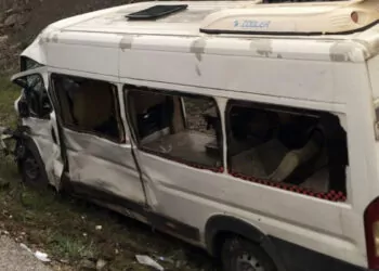 Nallıhan'da işçi servisi ile minibüs çarpıştı; 2 ölü 17 yaralı