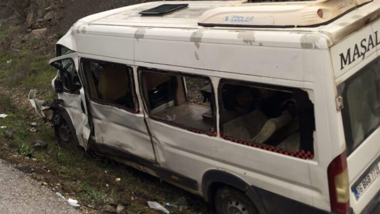 Nallıhan'da işçi servisi ile minibüs çarpıştı; 2 ölü 17 yaralı