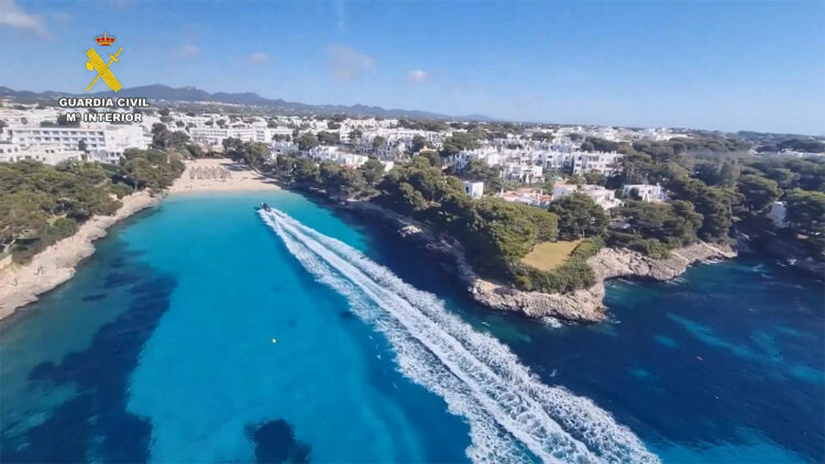 İspanya'da polis uyuşturucu taşıyan tekneyi böyle takip etti