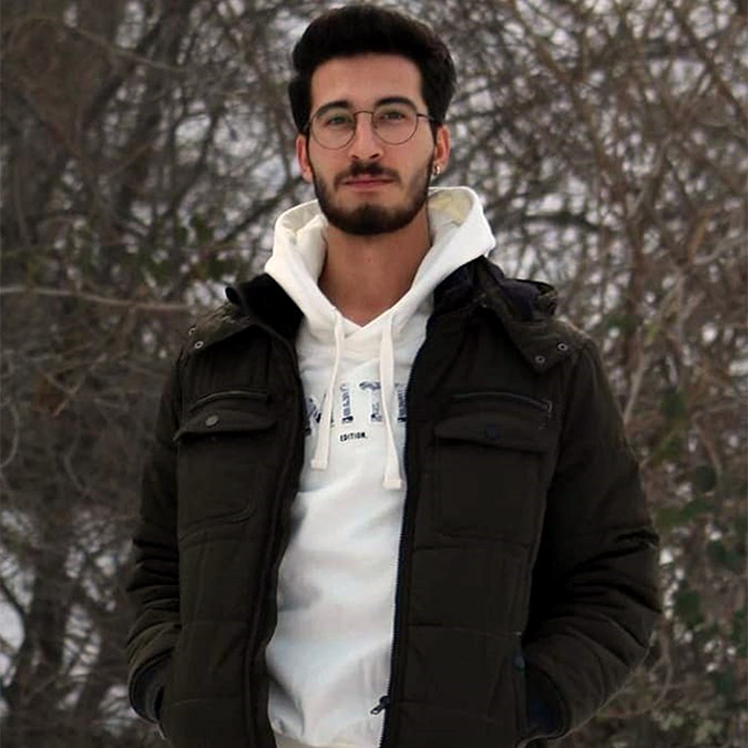 Isparta'da gece kulübü önünde çıkan kavgada Bayram Ali Soyer'in (25) bıçaklanarak öldürülmesiyle ilgili gözaltına alınan 2 şüpheliden Barış Şamlı (25) tutuklandı, A.T. adli kontrolle serbest bırakıldı.