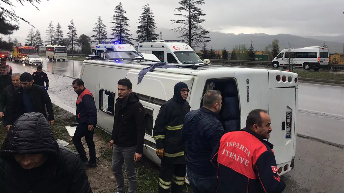 Isparta'da servis midibüsü devrildi; 17 yaralı