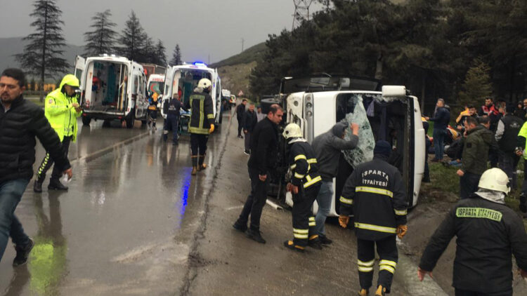Isparta'da servis midibüsü devrildi; 17 yaralı
