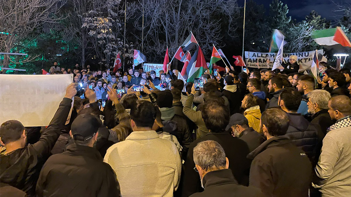 İsrail'in Mescid-i Aksa'ya yönelik saldırıları Ankara'da protesto edildi. Ankara'nın Çankaya ilçesinde bulunan İsrail Büyükelçiliği konutu önünde toplanan sivil toplum kuruluşları temsilcilerinden oluşan grup, ABD ve İsrail aleyhinde slogan attı.