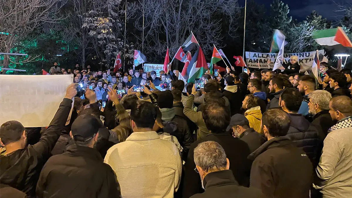 İsrail'in mescid-i aksa'ya yönelik saldırıları ankara'da protesto edildi. Ankara'nın çankaya ilçesinde bulunan i̇srail büyükelçiliği konutu önünde toplanan sivil toplum kuruluşları temsilcilerinden oluşan grup, abd ve i̇srail aleyhinde slogan attı.