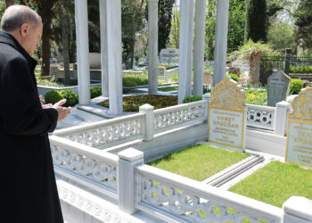 Erdoğan annesi ve babasının mezarlarını ziyaret etti