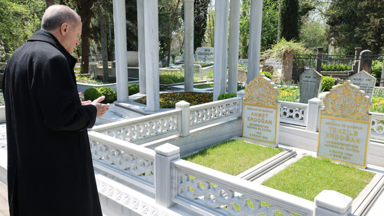 Erdoğan annesi ve babasının mezarlarını ziyaret etti