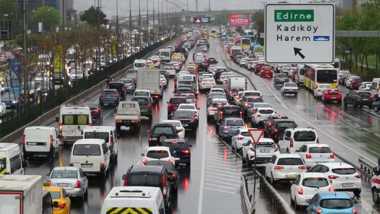 İstanbul'da yağmur nedeniyle trafik durdu