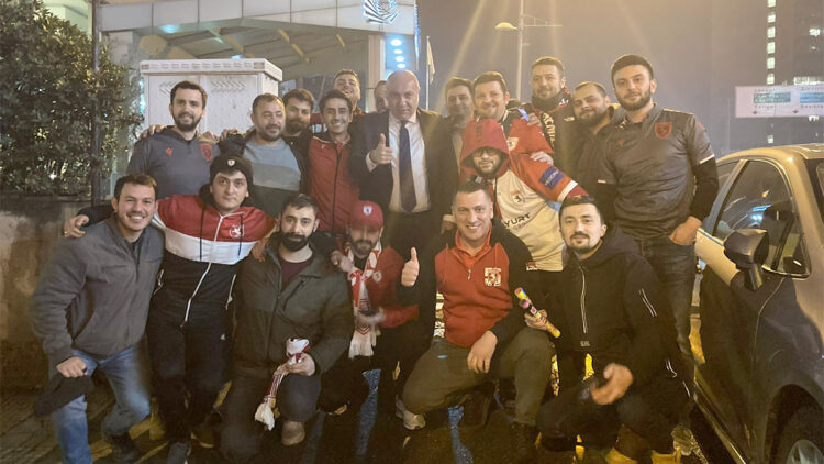 Samsunsporlular Başkan Yüksel Yıldırım ile şampiyonluğu kutladı
