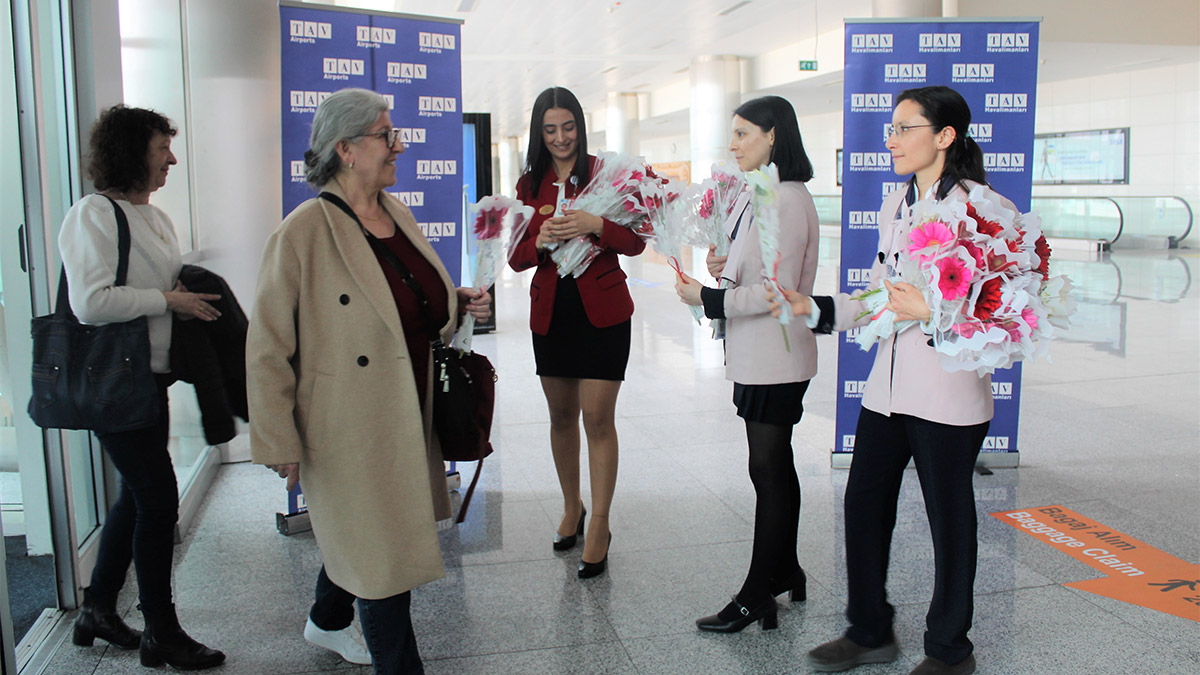 Transavia yolcuları Adnan Menderes'te karşılandı