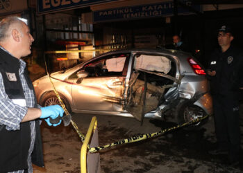 İzmir'de 15 yaşındaki sürücü TIR'a çarptı: 1 ölü, 3 yaralı