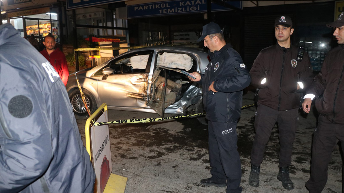 İzmir'de 15 yaşındaki sürücü TIR'a çarptı: 1 ölü, 3 yaralı