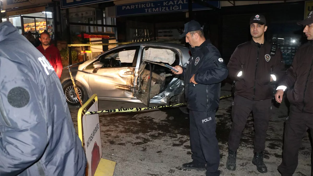 İzmir'de 15 yaşındaki sürücü tir'a çarptı: 1 ölü, 3 yaralı