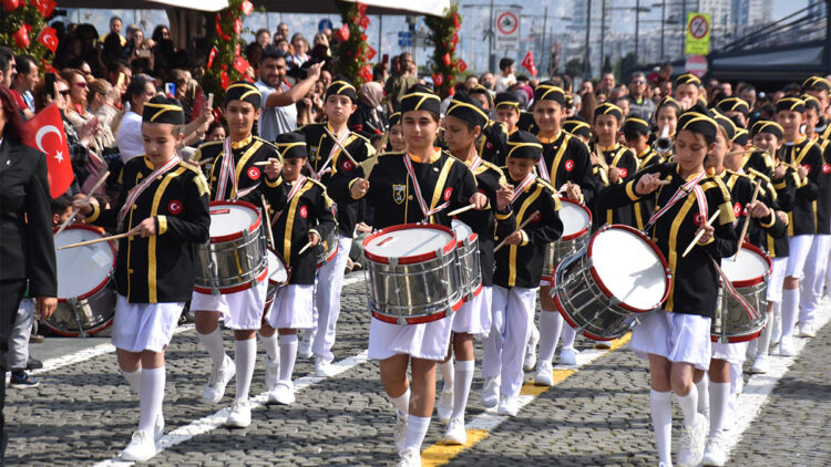 İzmir'de 23 Nisan coşkuyla kutlandı