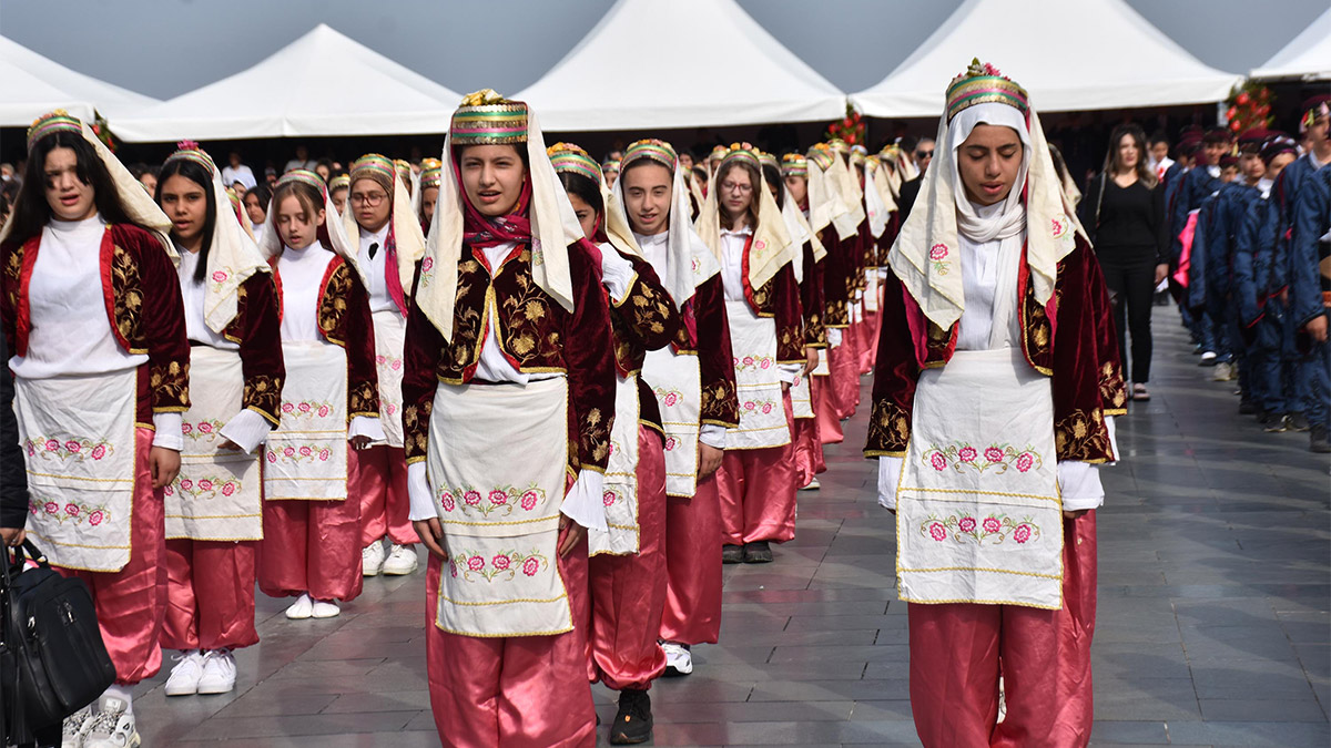 İzmir'de 23 Nisan coşkuyla kutlandı