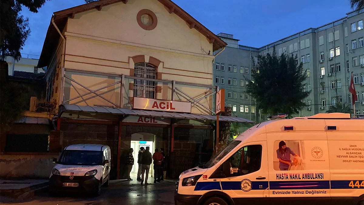 İzmir'in konak ilçesinde, bir işletmede garsonluk yapan e. Y. (22),  kimliği belirsiz kişi ya da kişiler tarafından uğradığı saldırıda kalbinden bıçaklandı.