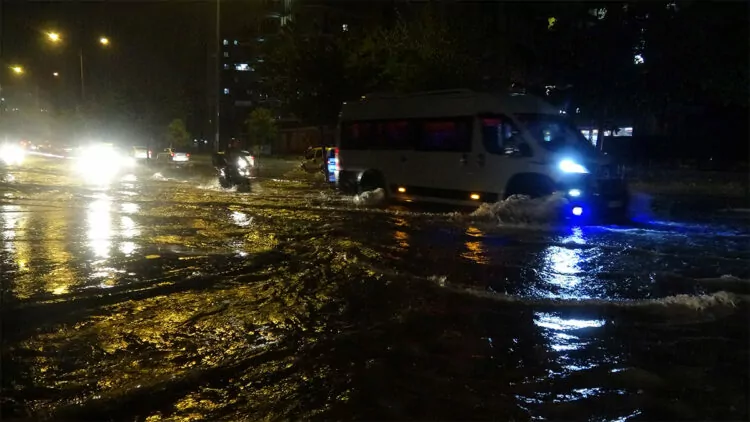 İzmir'de sağanak yağış vatandaşlara zor anlar yaşattı