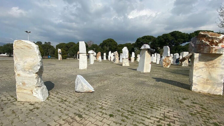 Gavur Mahallesi sergisi vandalların saldırısına uğradı