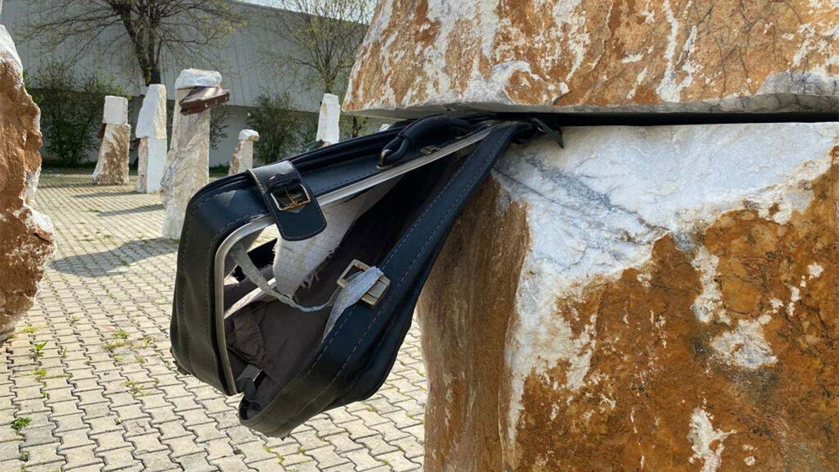 Gavur Mahallesi sergisi vandalların saldırısına uğradı