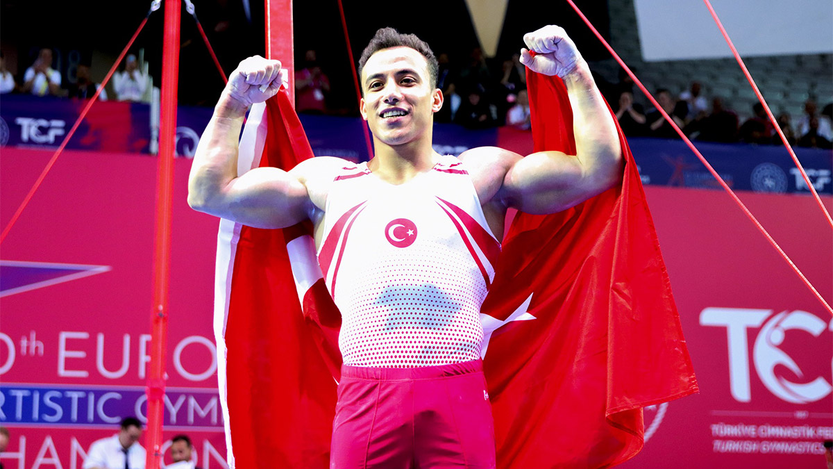 Adem Asil halkada da tarih yazdı